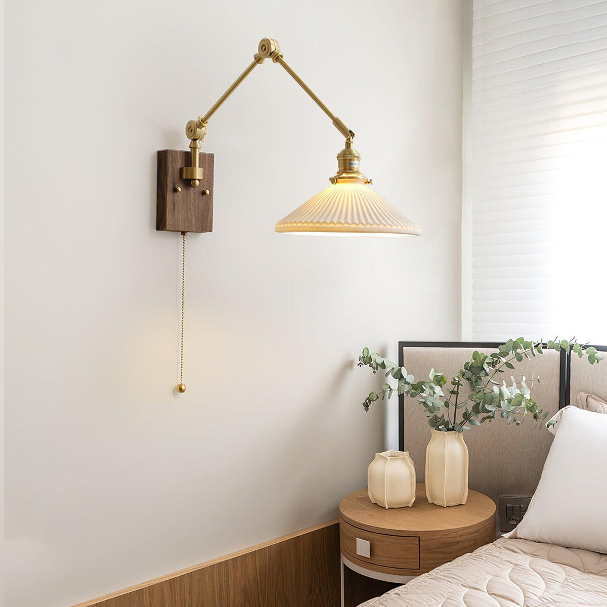 Lampada da parete a braccio regolabile con paralume plissettato, base in noce e stile vintage
