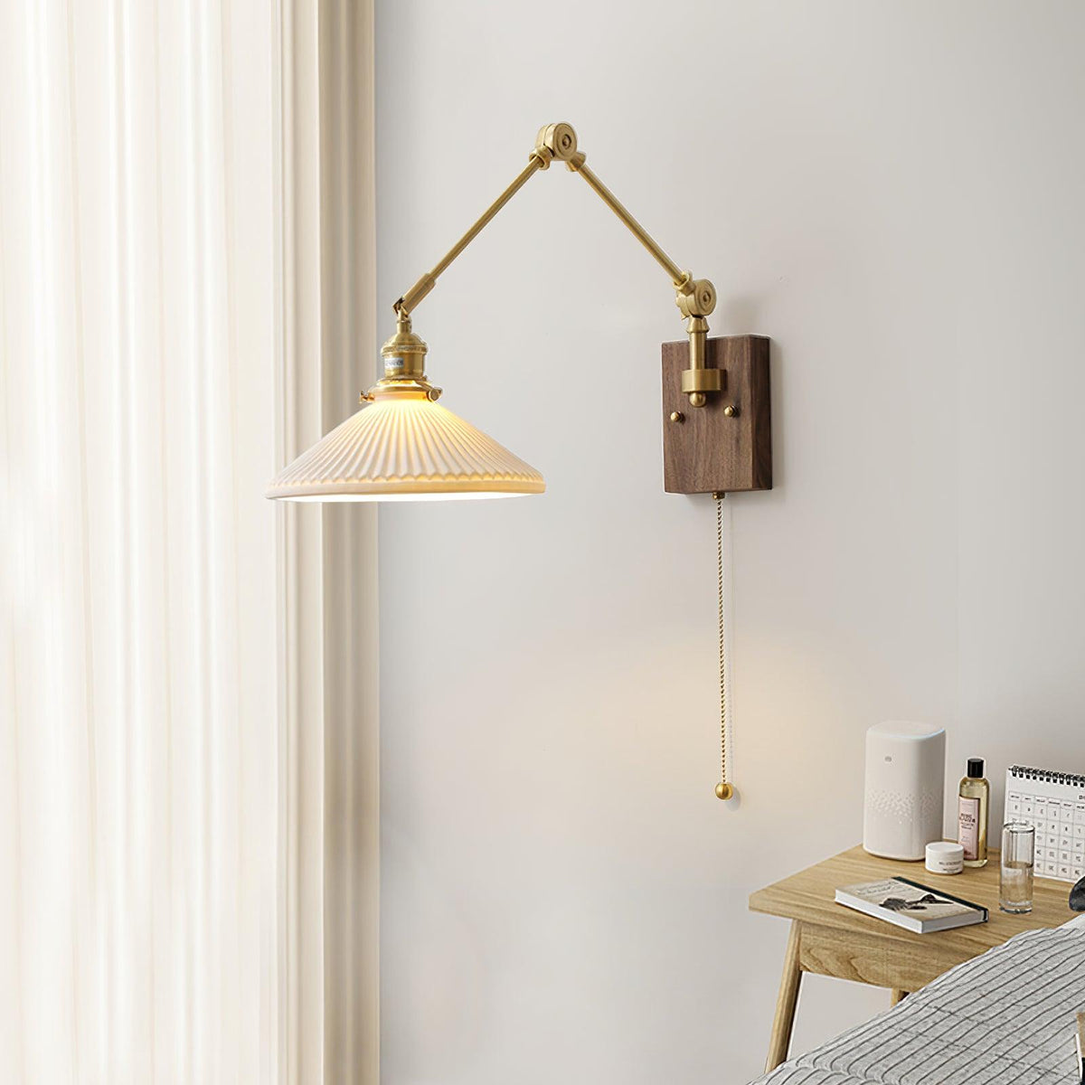 Lampada da parete a braccio regolabile con paralume plissettato, base in noce e stile vintage