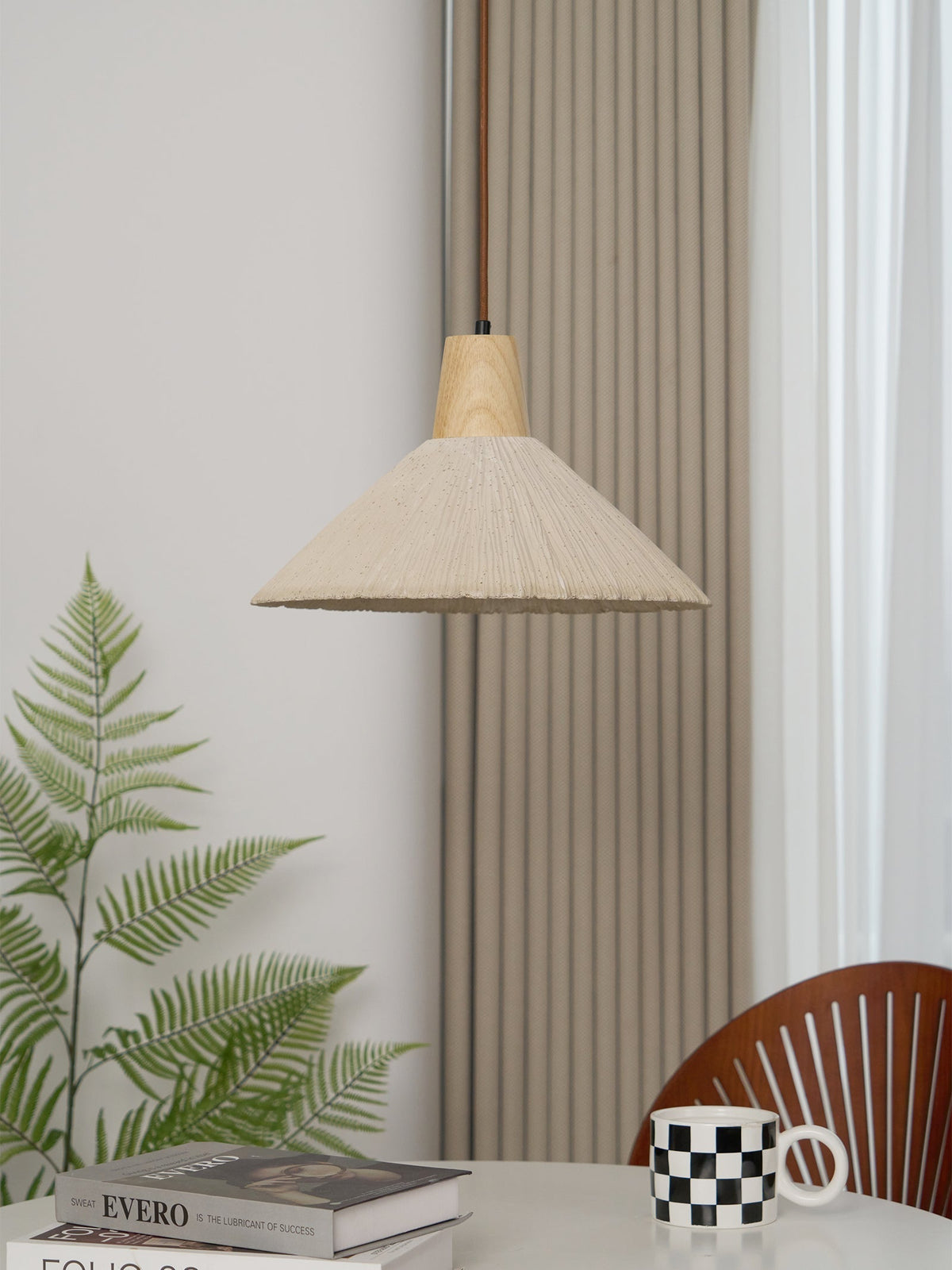 Lampada a sospensione legno in cima, paralume in cemento texturizzato grigio, stile Japandi naturale