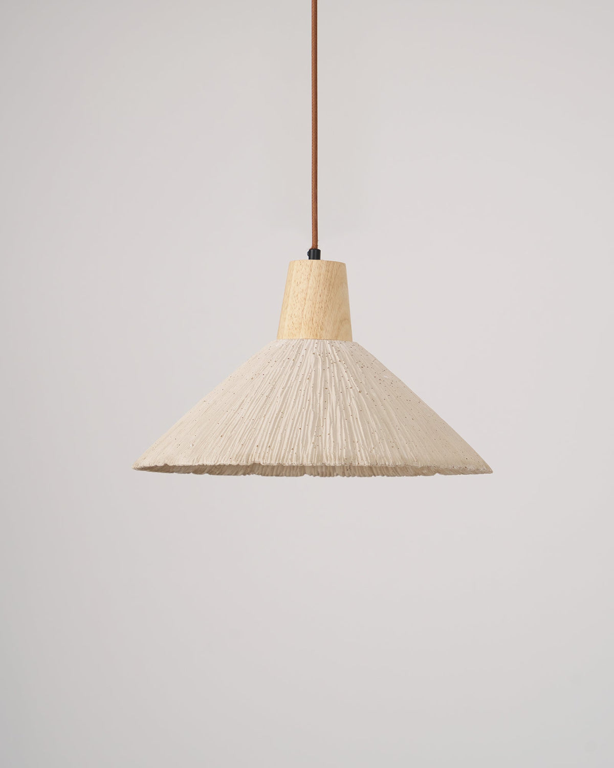 Lampada a sospensione legno in cima, paralume in cemento texturizzato grigio, stile Japandi naturale