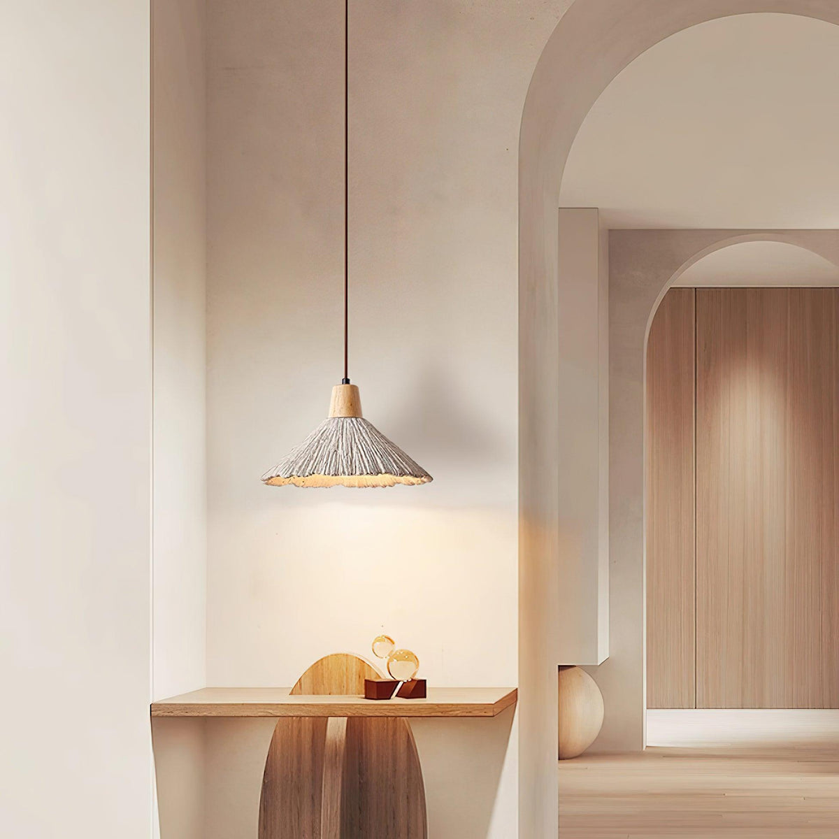 Lampada a sospensione legno in cima, paralume in cemento texturizzato grigio, stile Japandi naturale