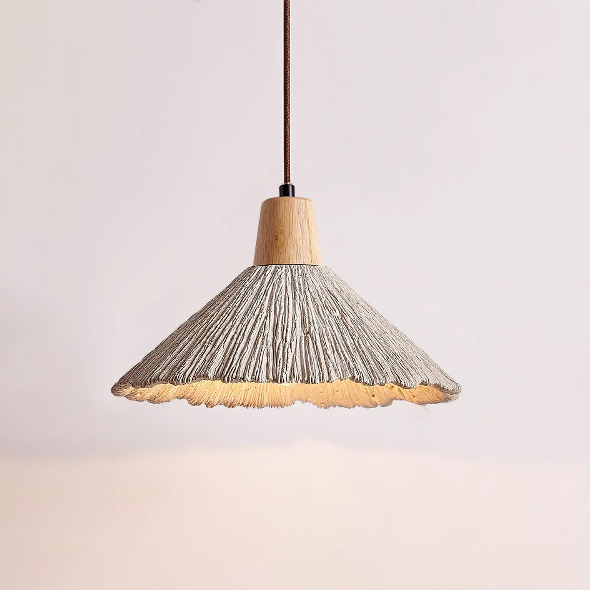 Lampada a sospensione legno in cima, paralume in cemento texturizzato grigio, stile Japandi naturale