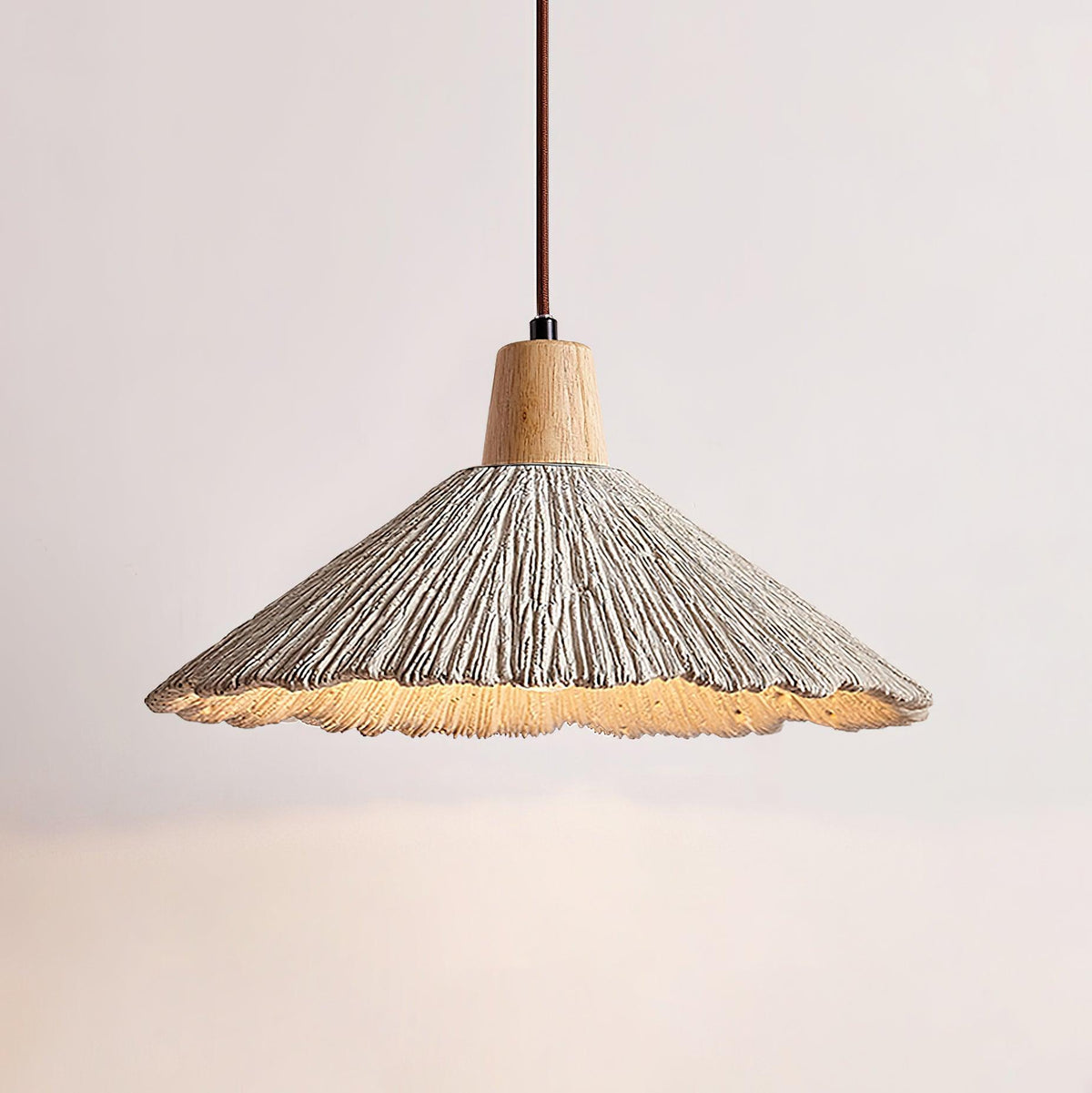 Lampada a sospensione legno in cima, paralume in cemento texturizzato grigio, stile Japandi naturale