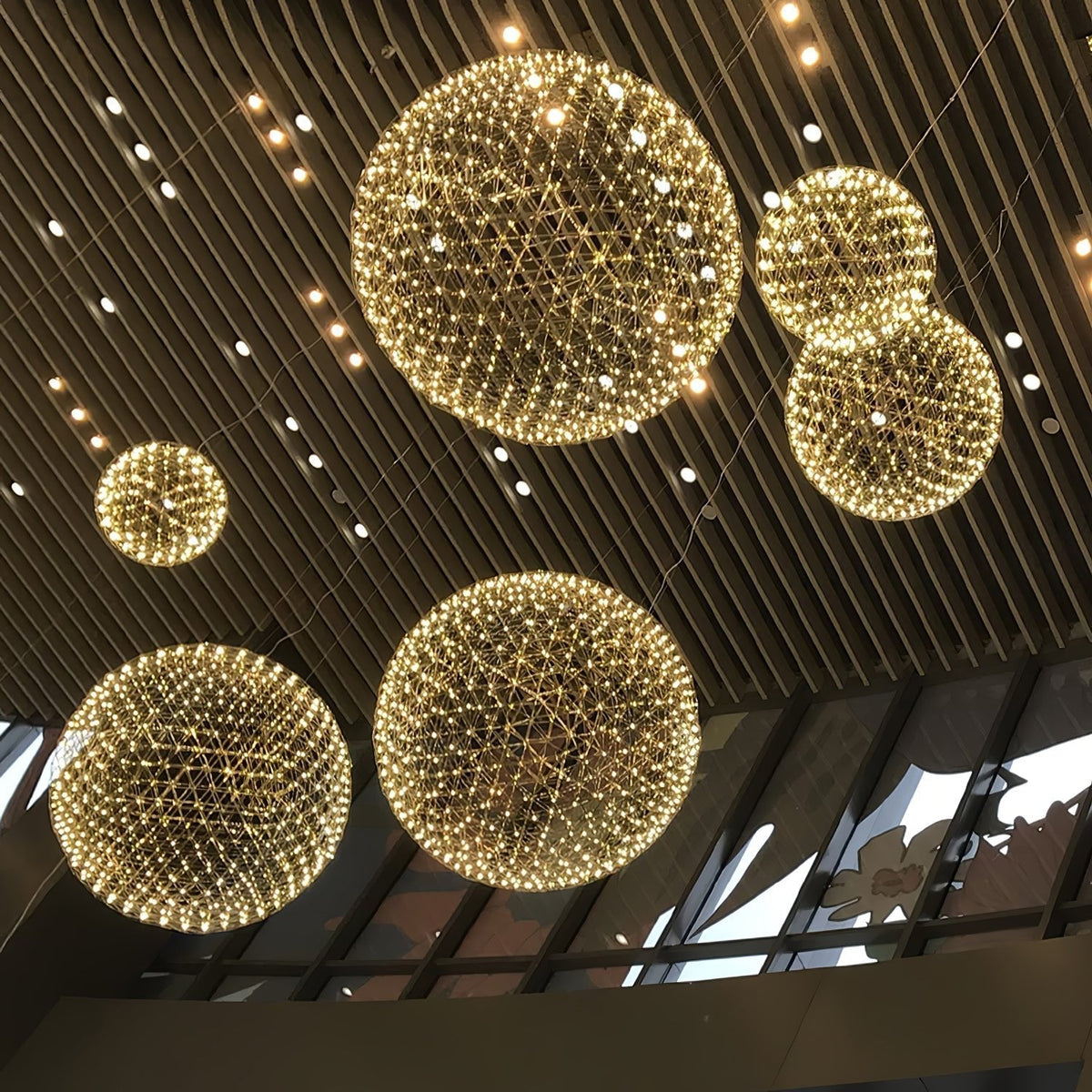 Sylvarin lampada a sospensione con sfera scintillante in oro