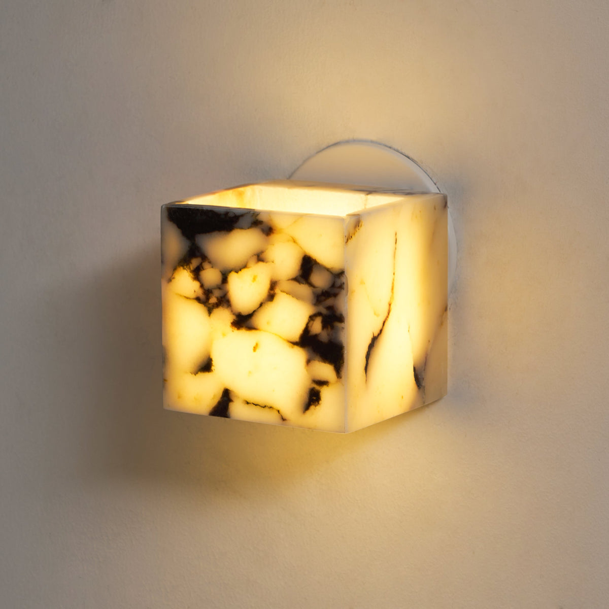 Neranina lampada da parete in marmo