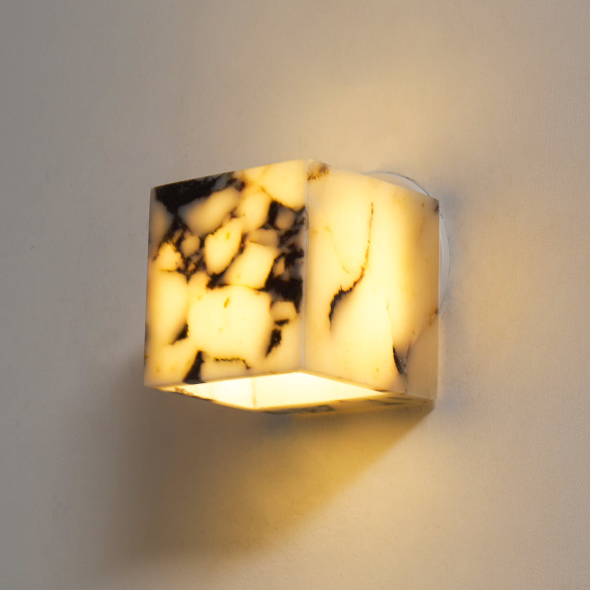 Neranina lampada da parete in marmo