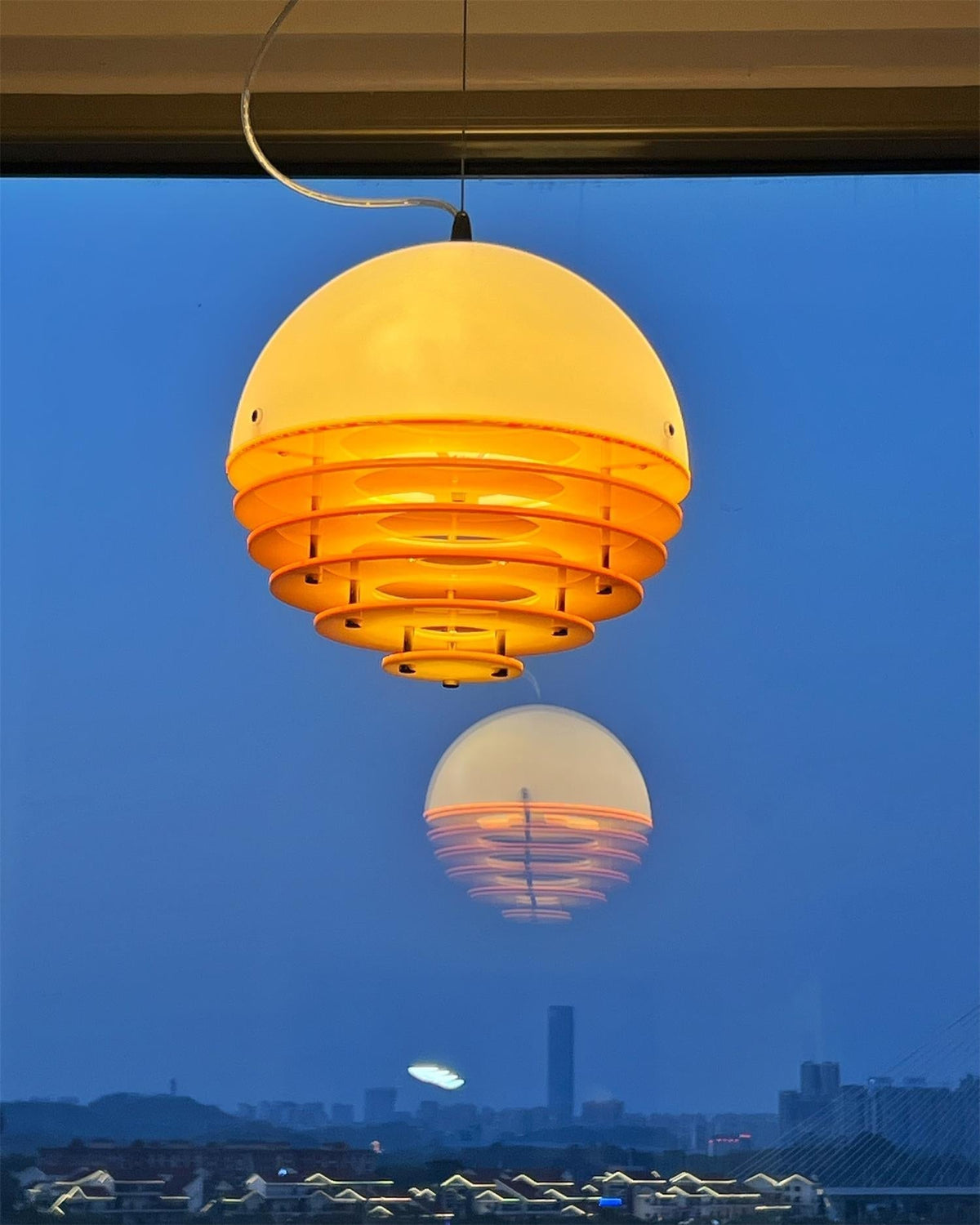 Lampada a sospensione moderna con paralume stratificato e luce morbida per sala da pranzo