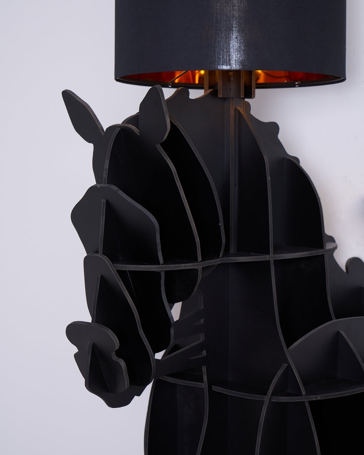 Nrasen lampada da terra a Forma di Cavallo