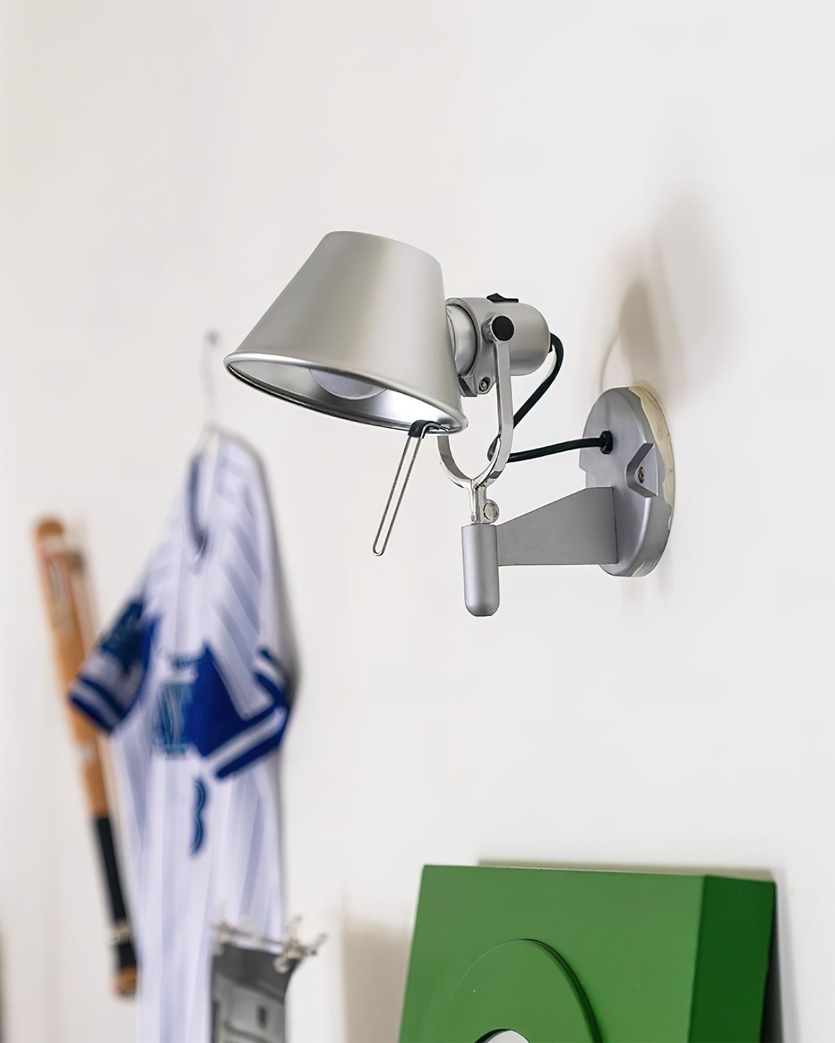 Lampada da parete in metallo con paralume conico, regolabile, moderna e minimalista