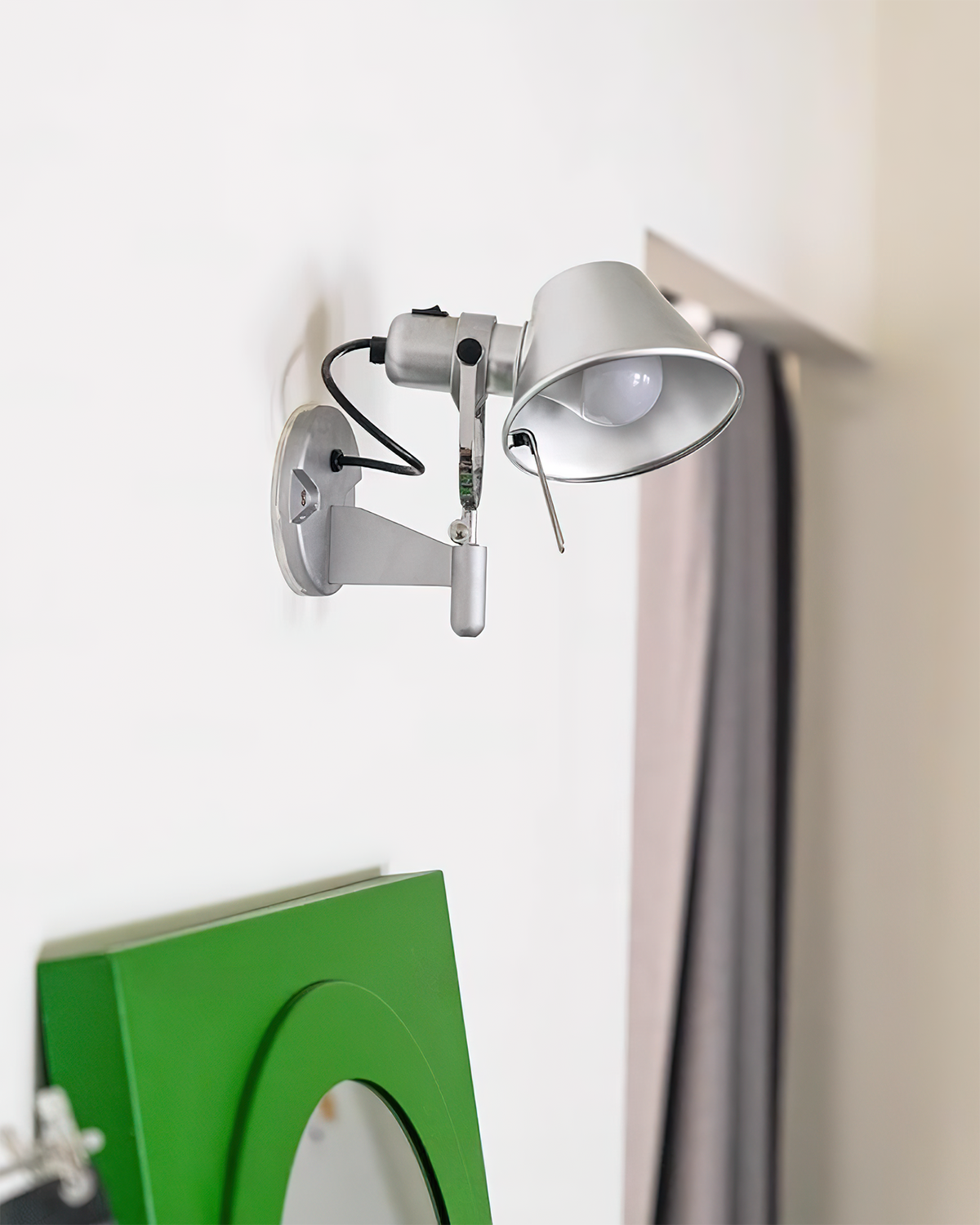 Lampada da parete in metallo con paralume conico, regolabile, moderna e minimalista