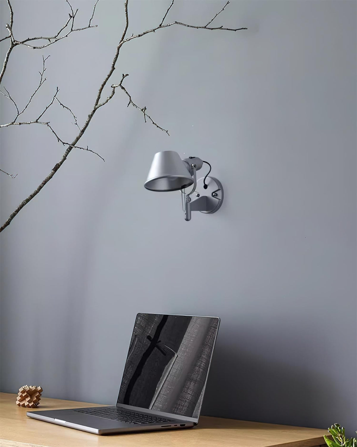 Lampada da parete in metallo con paralume conico, regolabile, moderna e minimalista