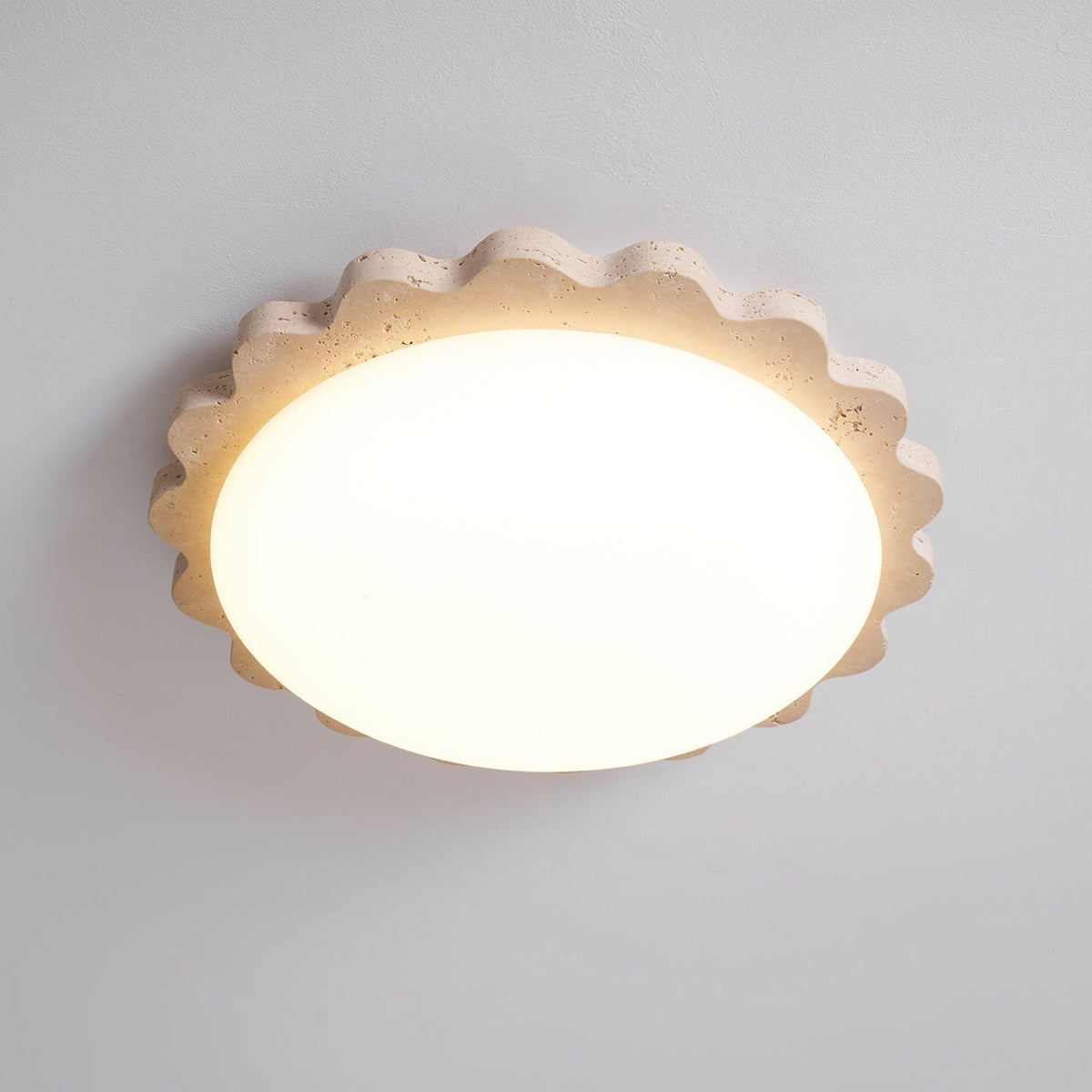 Crestwood lampada da soffitto in travertino giallo con bordo a festone