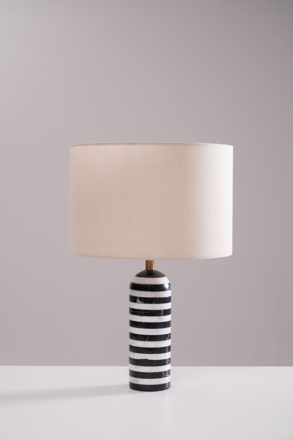 Avery lampada da tavolo contemporanea