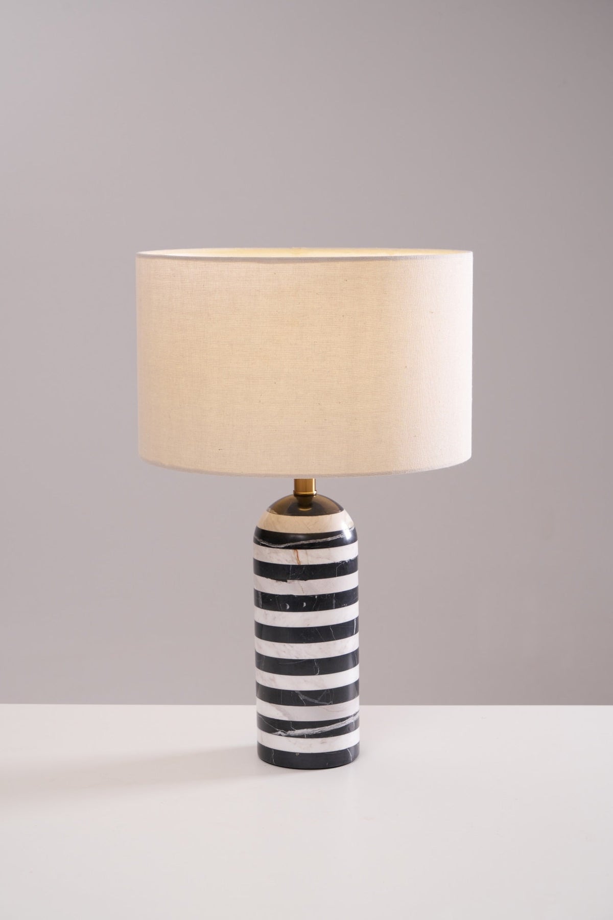 Avery lampada da tavolo contemporanea