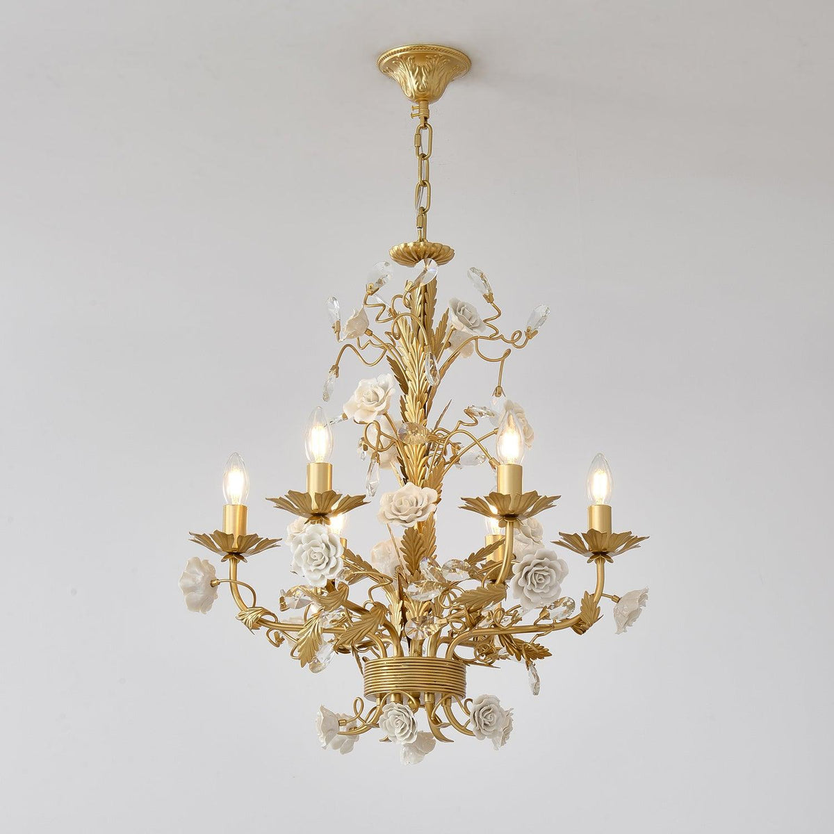Lampadario in metallo ornato con rose di porcellana e cristallo, classico e lussuoso