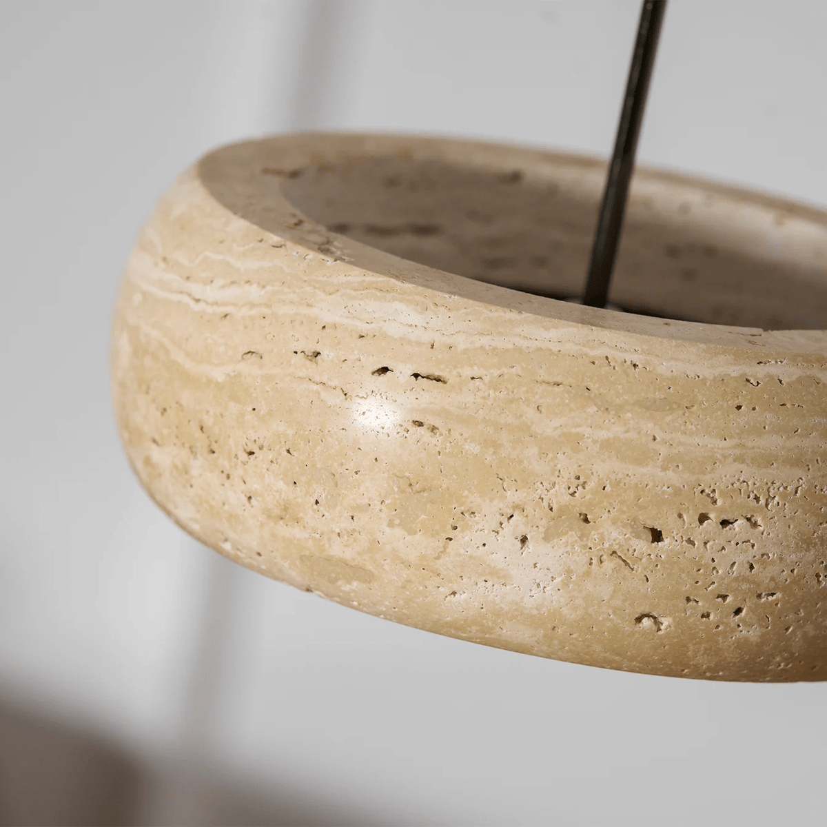 Donut lampada a sospensione in travertino