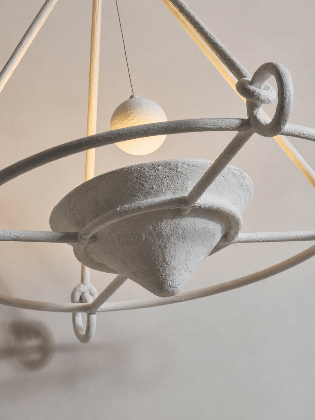 Sculptural lampadario in gesso