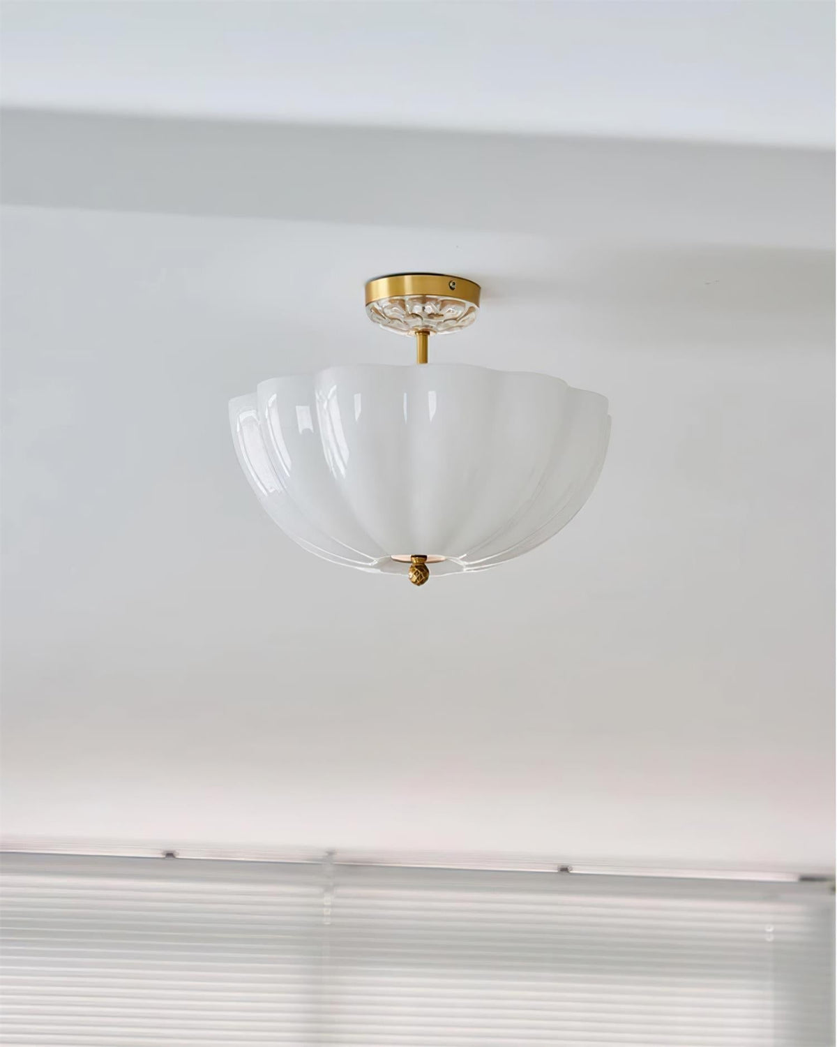 Cava lampada da soffitto in ottone e vetro con elegante silhouette a petalo moderna