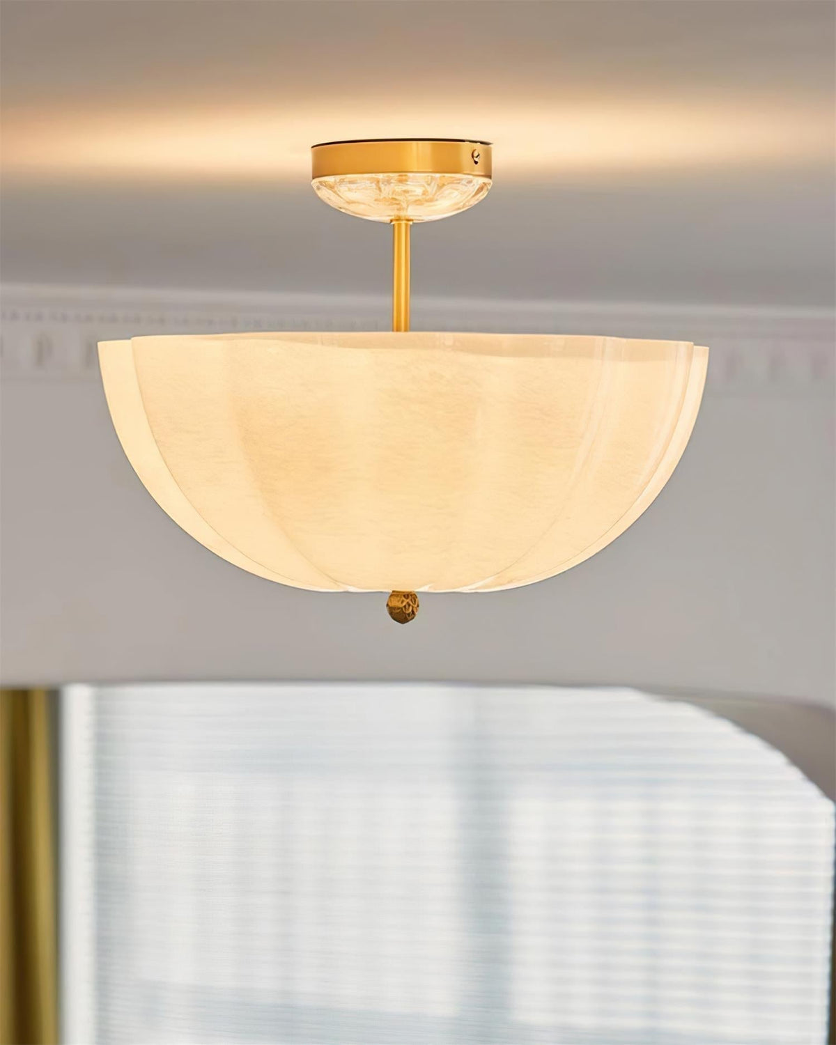 Cava lampada da soffitto in ottone e vetro con elegante silhouette a petalo moderna