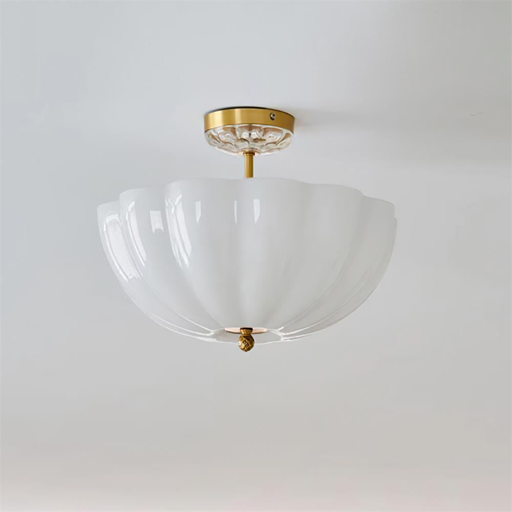 Cava lampada da soffitto in ottone e vetro con elegante silhouette a petalo moderna