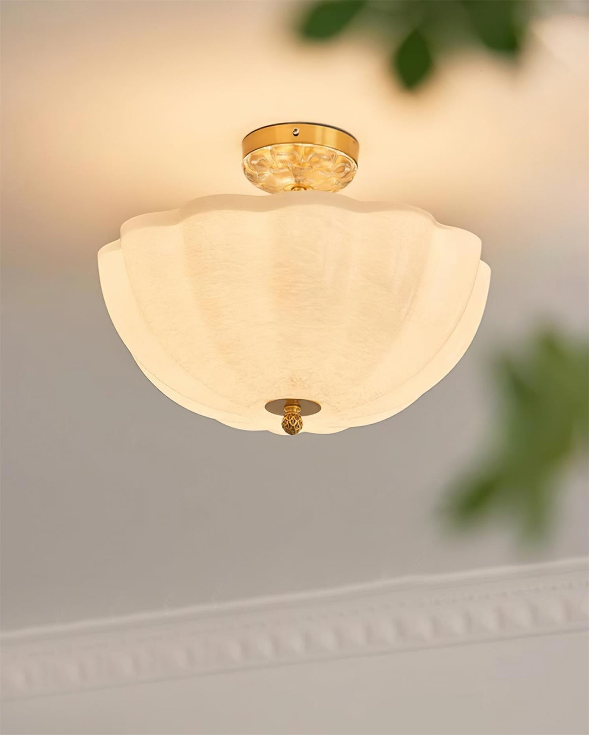 Cava lampada da soffitto in ottone e vetro con elegante silhouette a petalo moderna