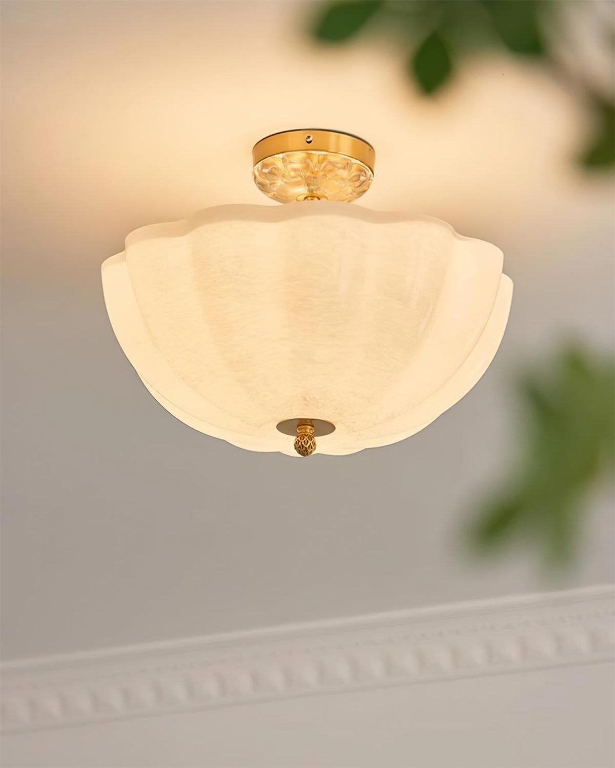 Cava lampada da soffitto in ottone e vetro con elegante silhouette a petalo moderna