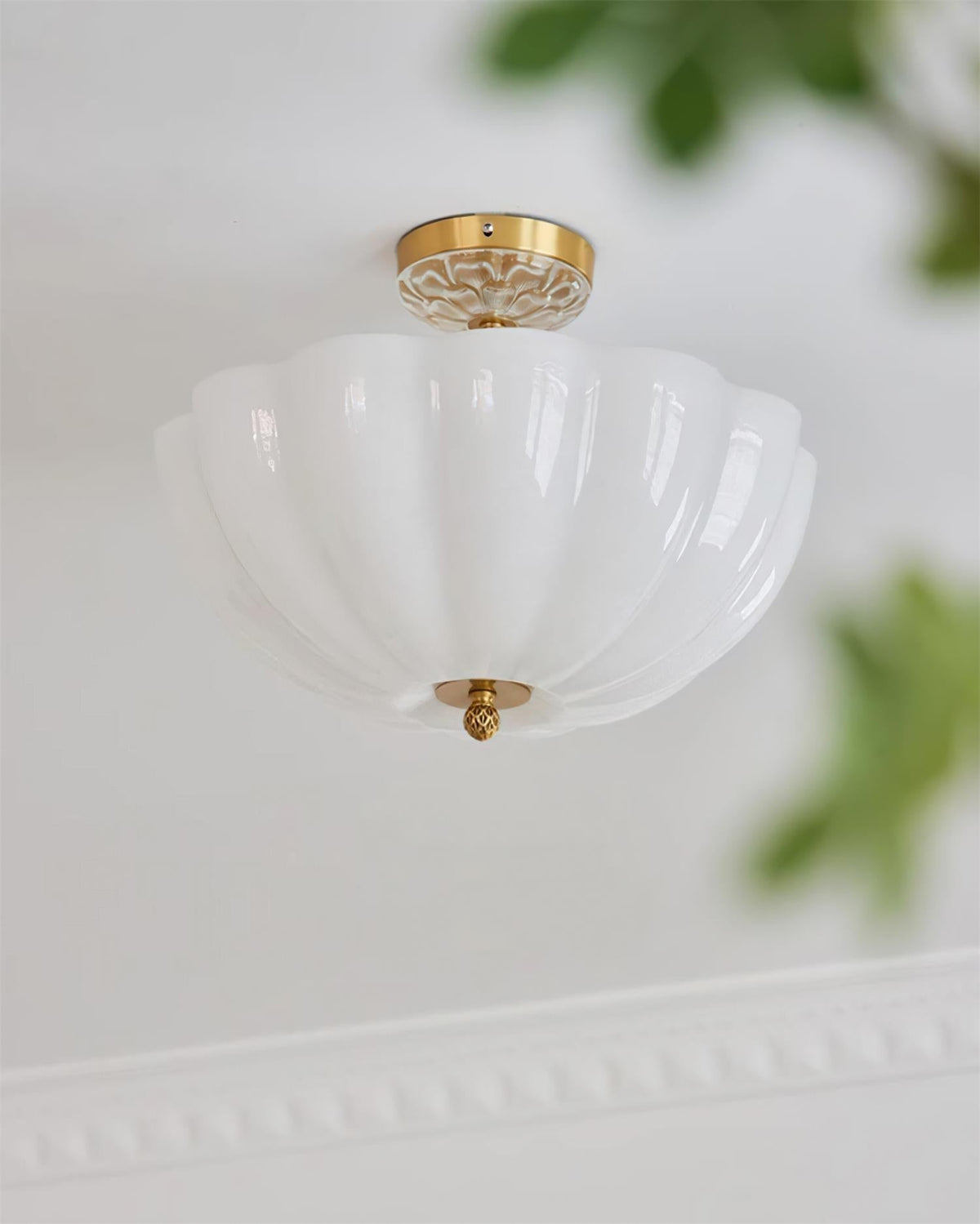 Cava lampada da soffitto in ottone e vetro con elegante silhouette a petalo moderna