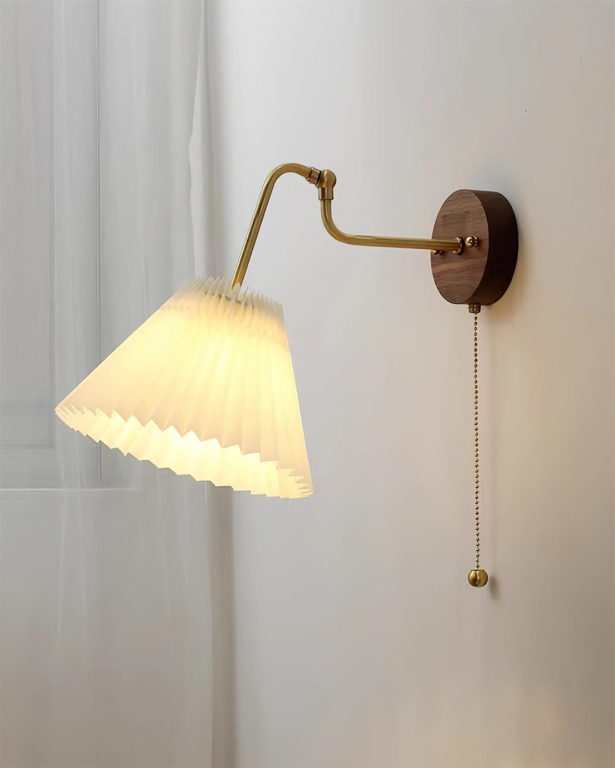 Lampada da parete vintage in ottone e noce con paralume in tessuto a pliche