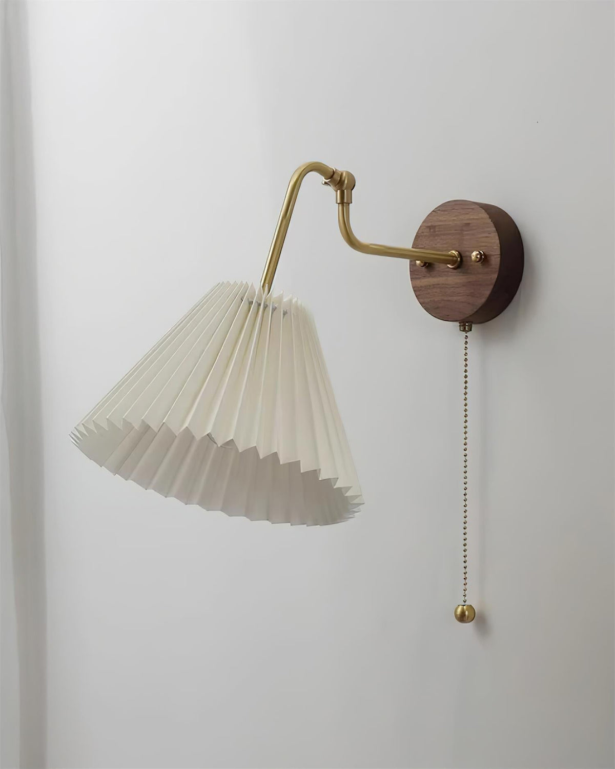 Lampada da parete vintage in ottone e noce con paralume in tessuto a pliche