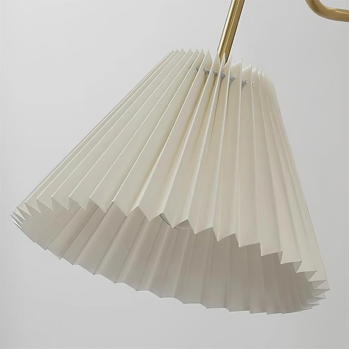 Lampada da parete vintage in ottone e noce con paralume in tessuto a pliche