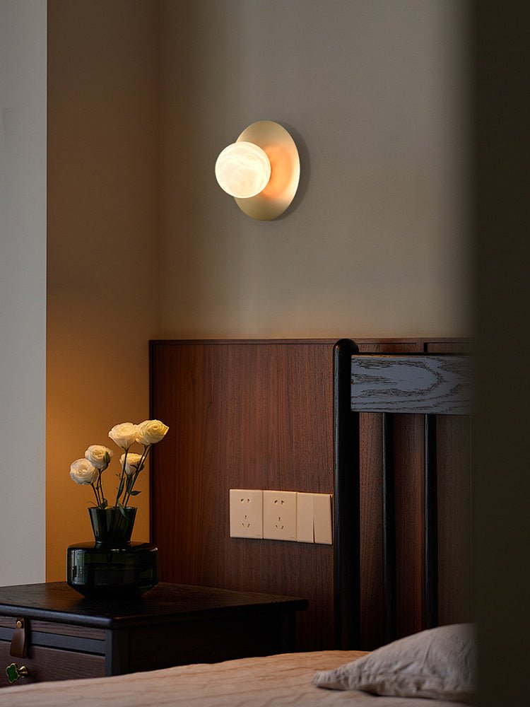 Eirueria applique alabastro Orb Sconce a globo