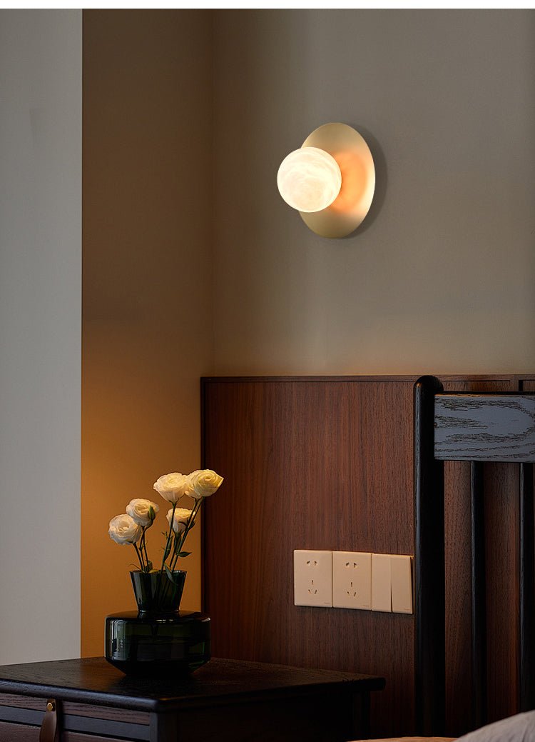 Eirueria applique alabastro Orb Sconce a globo