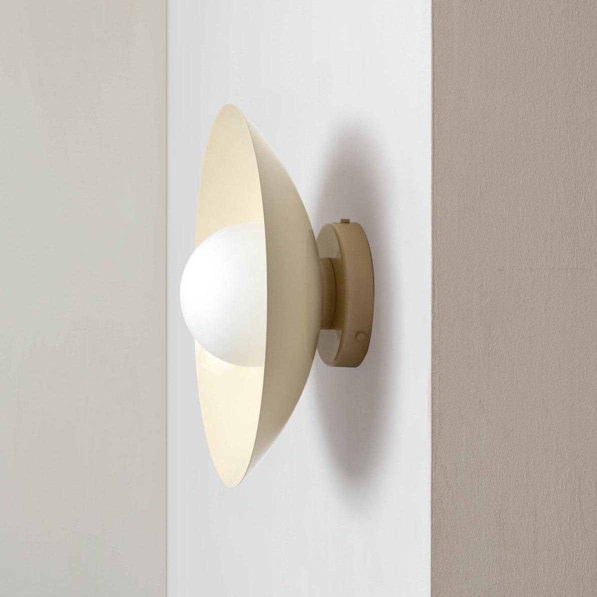 Lampada da soffitto in rosone metallico e vetro con opzioni di colore | Relic Pieces in metallo