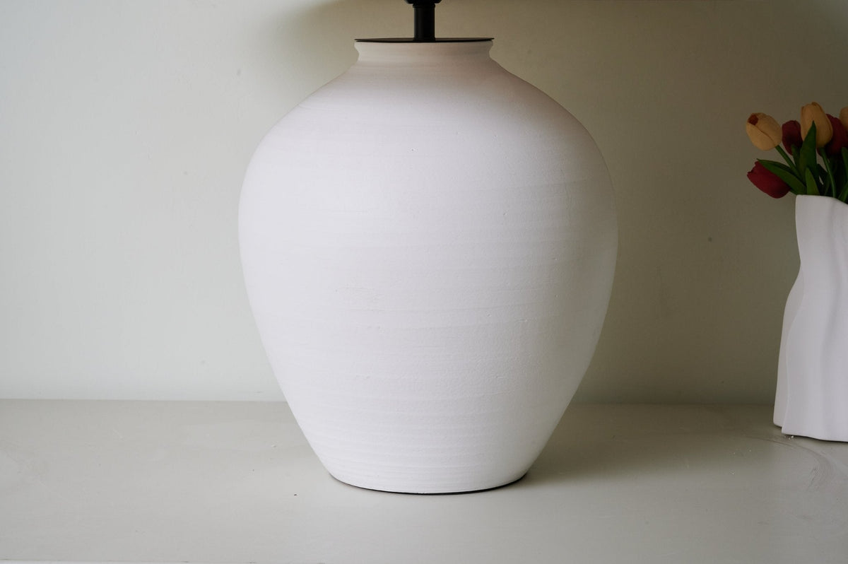 Natalie lampada da tavolo minimalista in ceramica