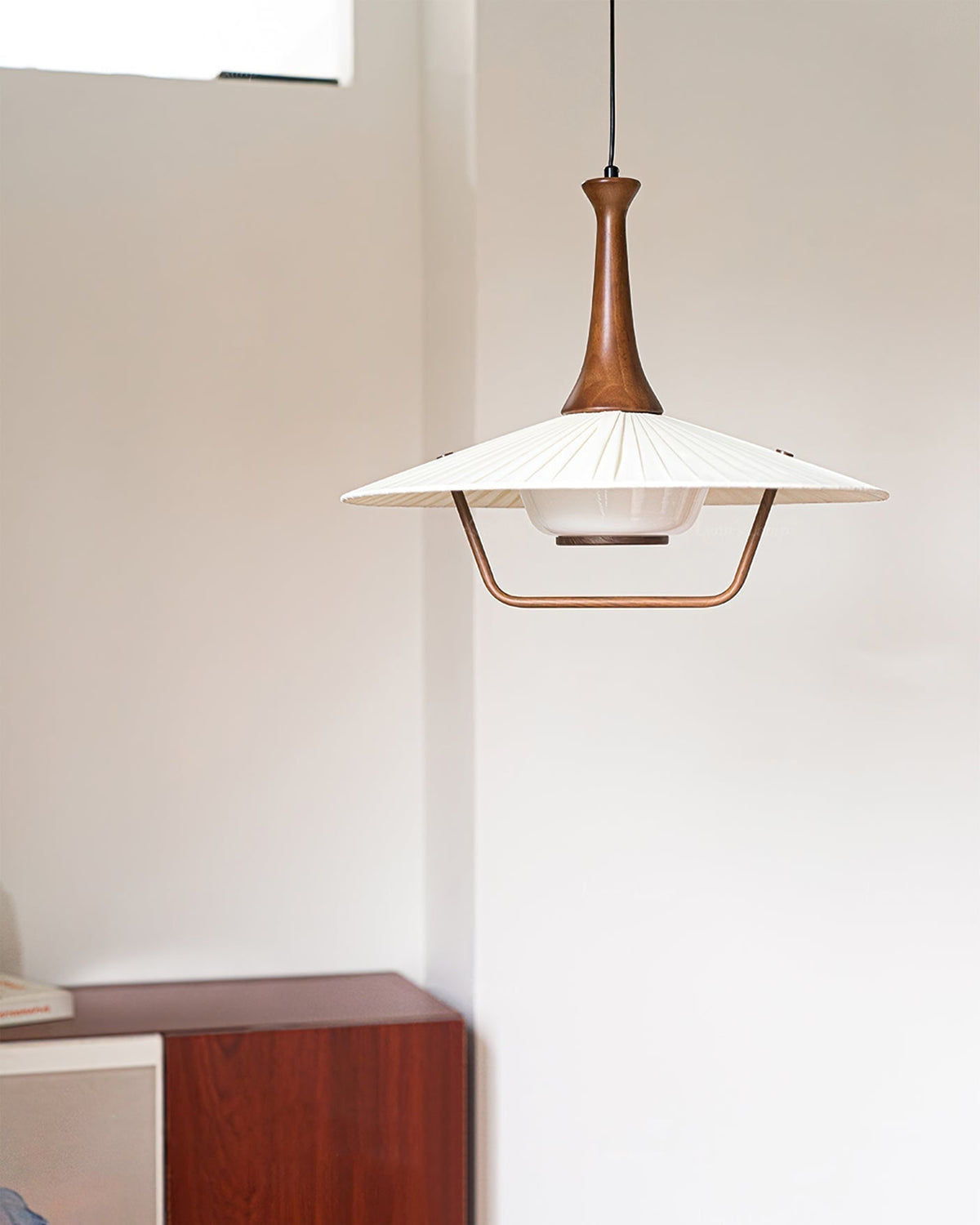 Vionne lampada a sospensione in legno e bianco stile di metà secolo