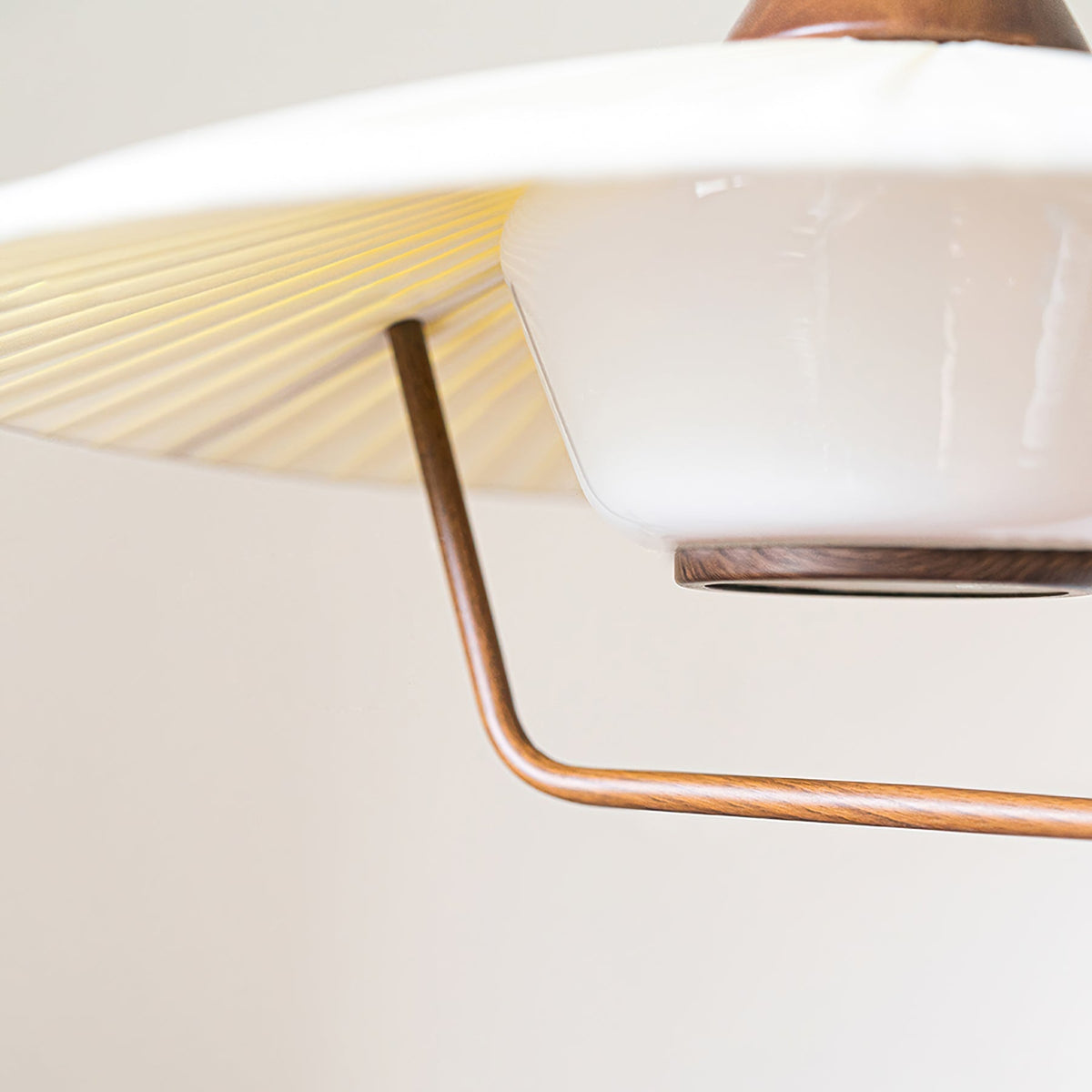 Vionne lampada a sospensione in legno e bianco stile di metà secolo