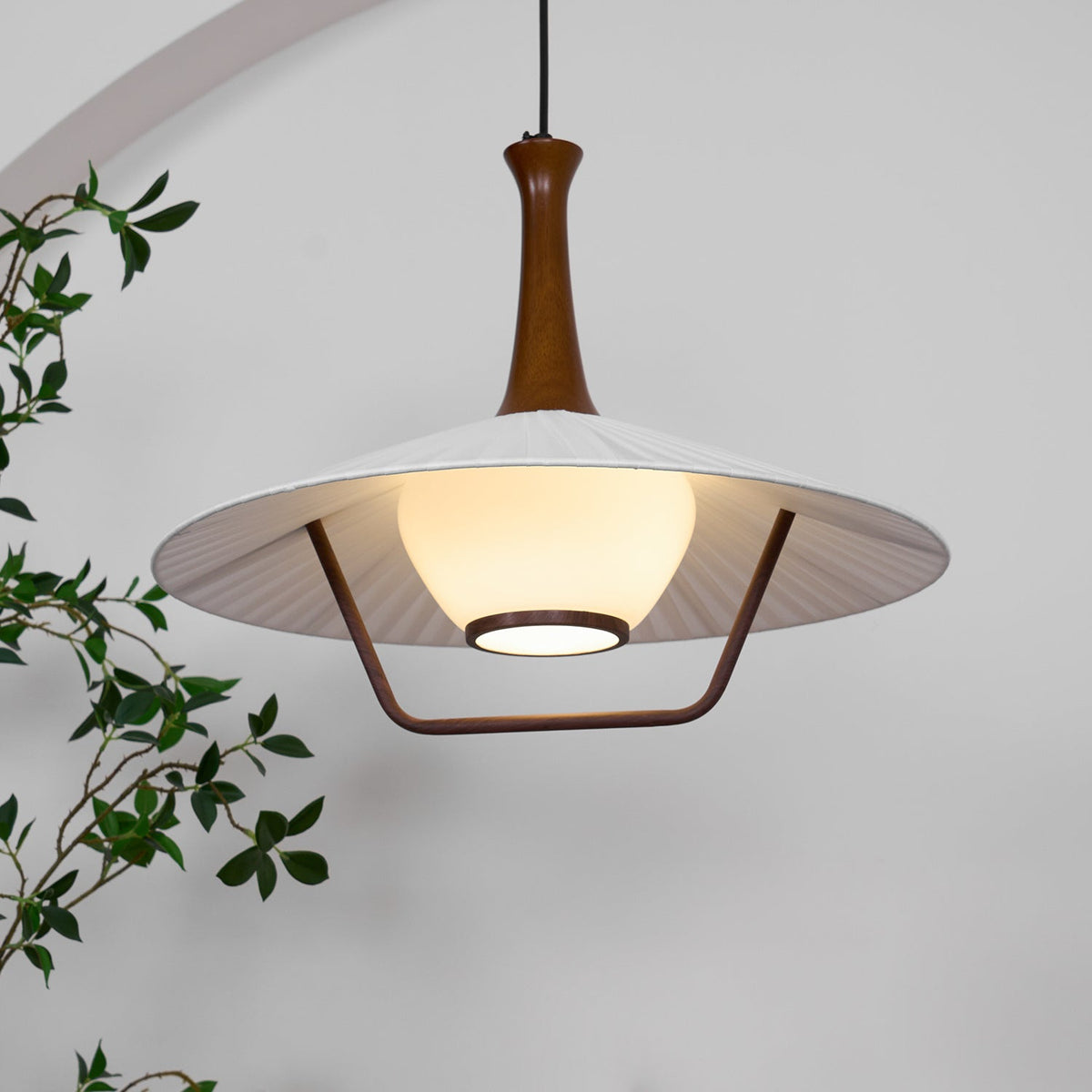 Vionne lampada a sospensione in legno e bianco stile di metà secolo