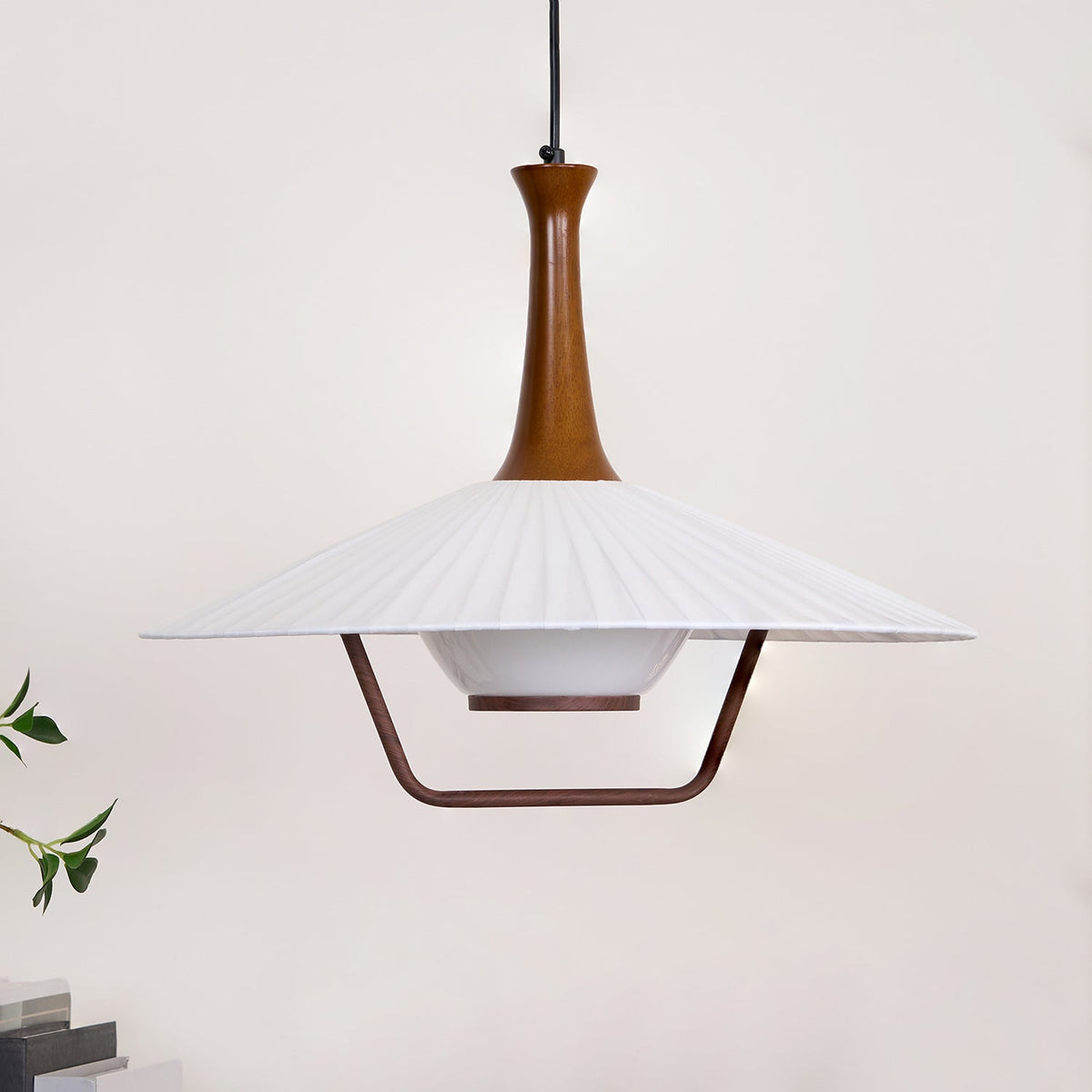 Vionne lampada a sospensione in legno e bianco stile di metà secolo