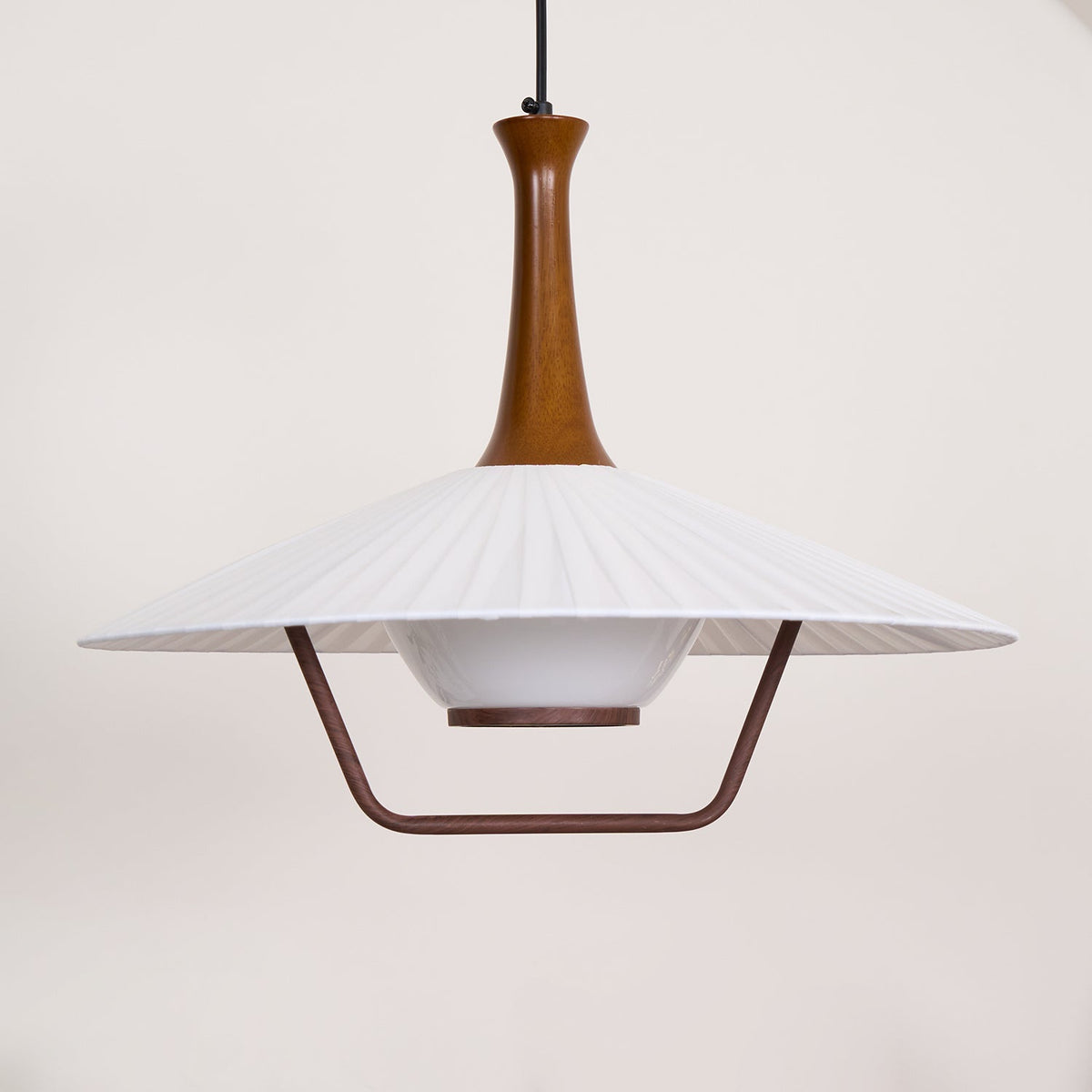 Vionne lampada a sospensione in legno e bianco stile di metà secolo