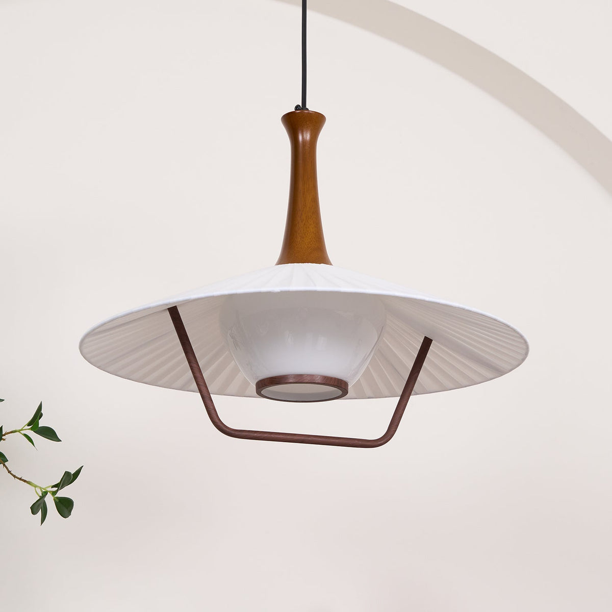 Vionne lampada a sospensione in legno e bianco stile di metà secolo