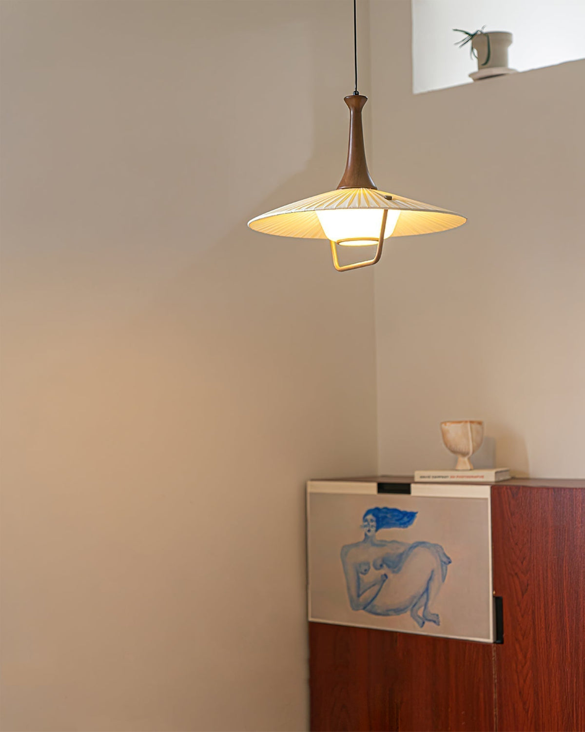 Vionne lampada a sospensione in legno e bianco stile di metà secolo