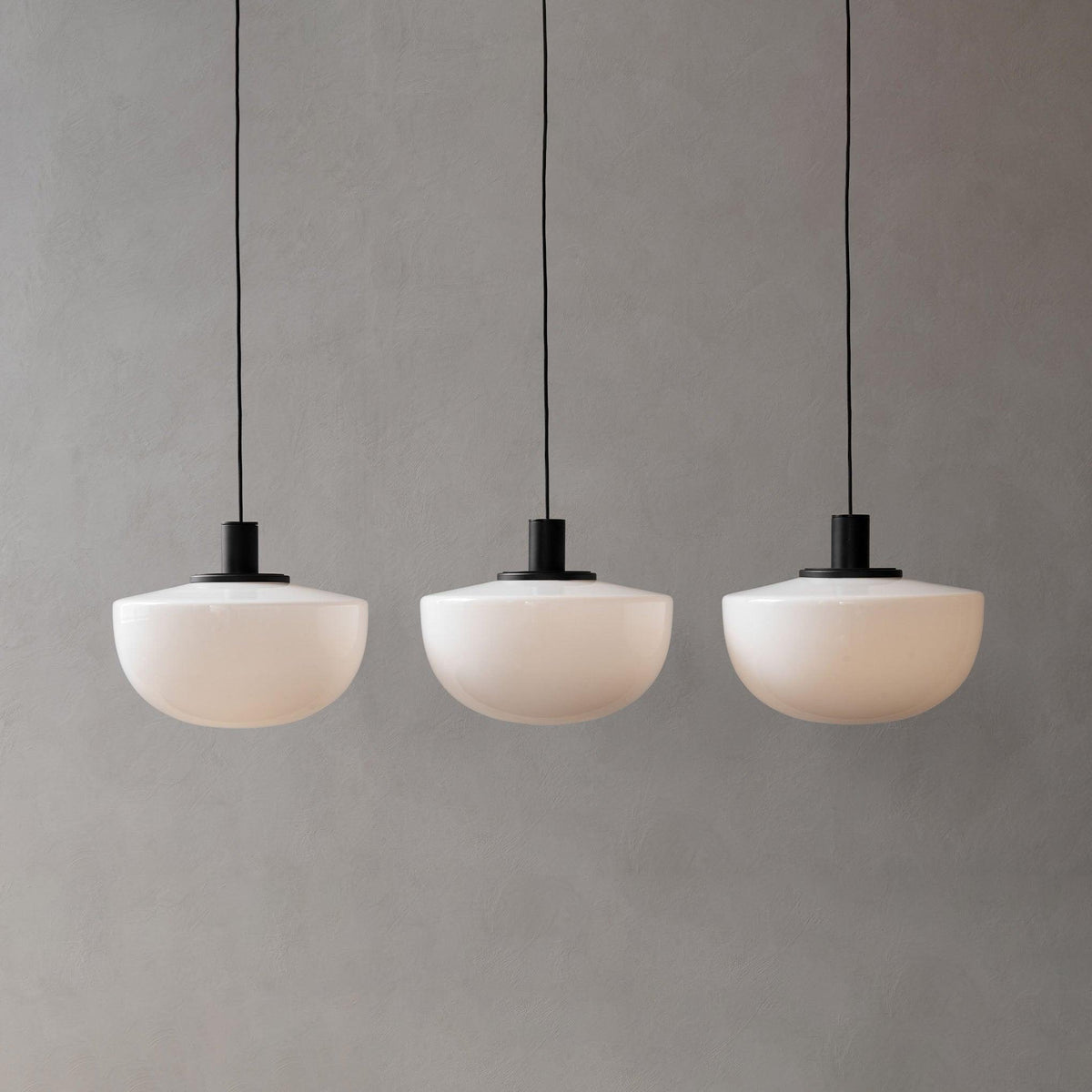 Lampada a sospensione in vetro, rosone metallico, design minimalista in metallo