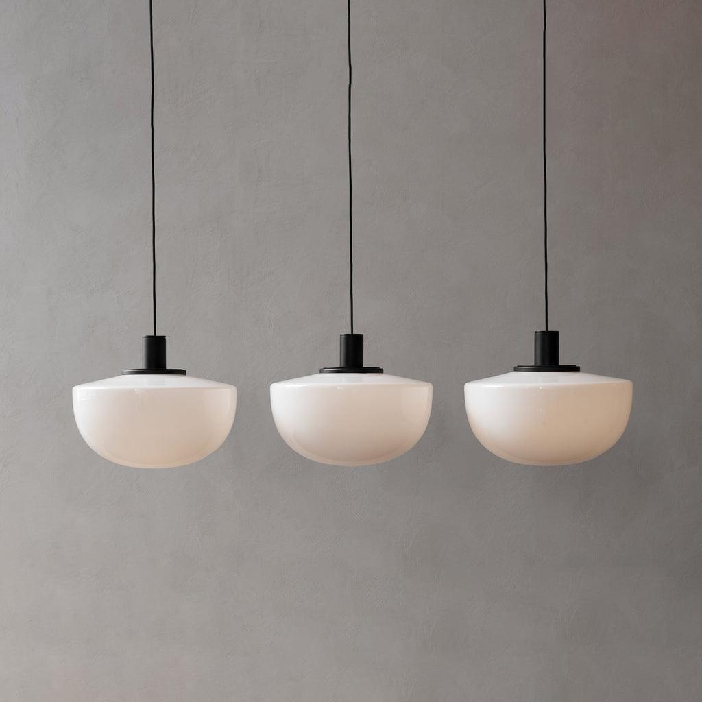 Lampada a sospensione in vetro, rosone metallico, design minimalista in metallo