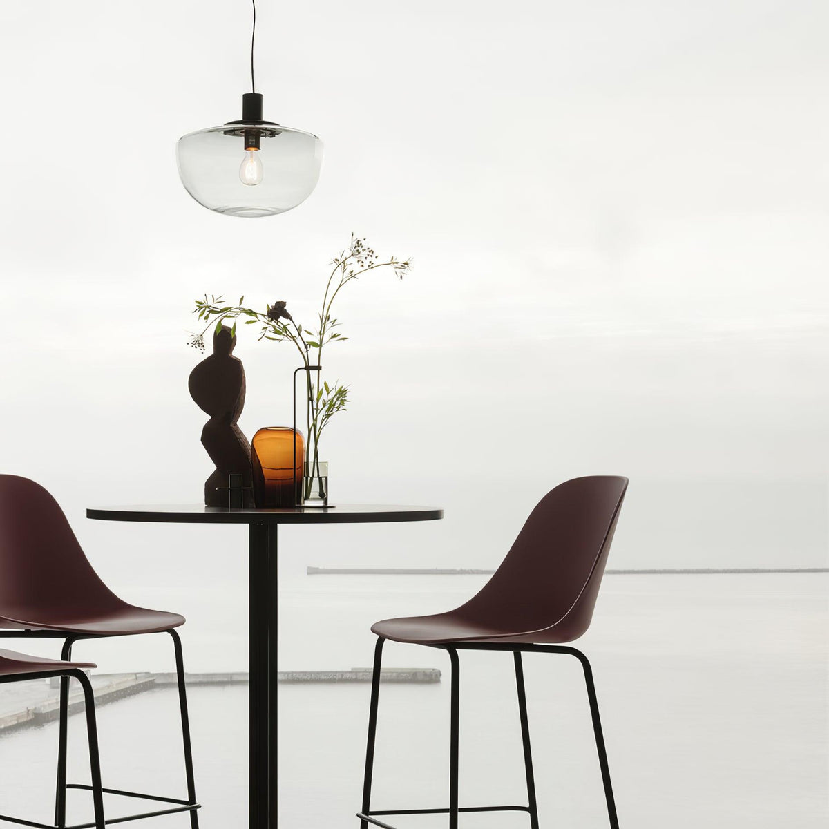 Lampada a sospensione in vetro, rosone metallico, design minimalista in metallo