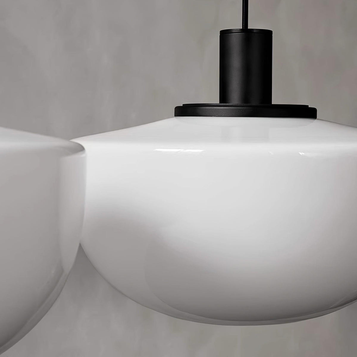 Lampada a sospensione in vetro, rosone metallico, design minimalista in metallo