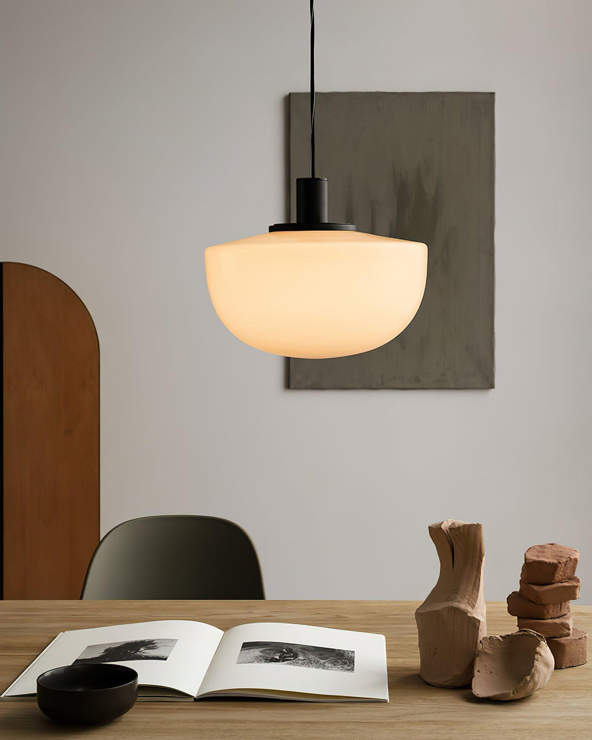 Lampada a sospensione in vetro, rosone metallico, design minimalista in metallo