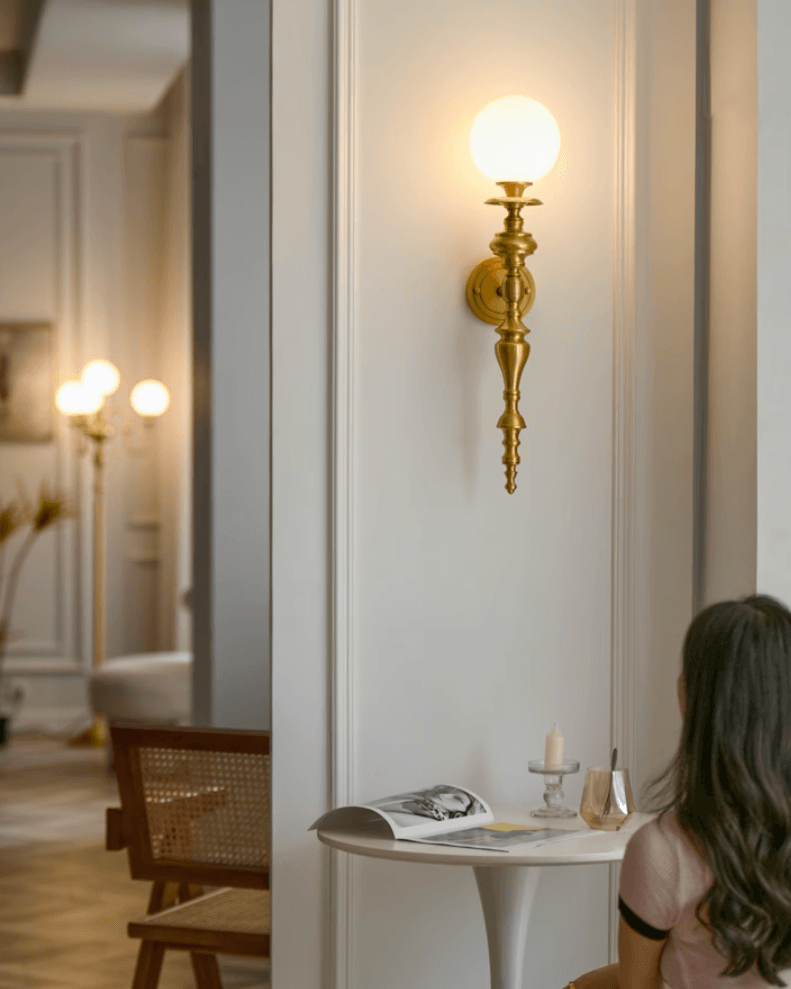 Lampada da parete corpo in ottone scolpito paralume sferico classico elegante