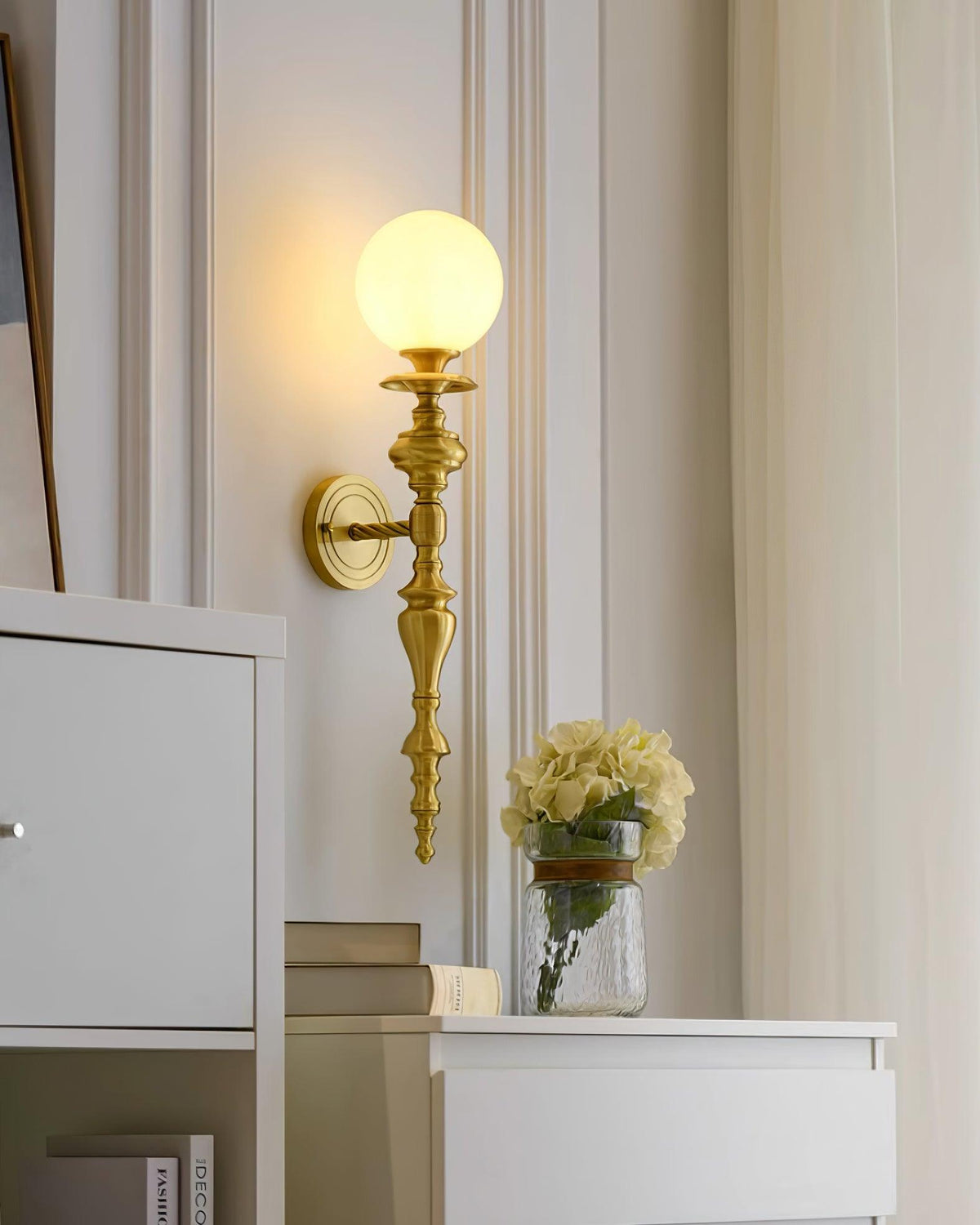 Lampada da parete corpo in ottone scolpito paralume sferico classico elegante