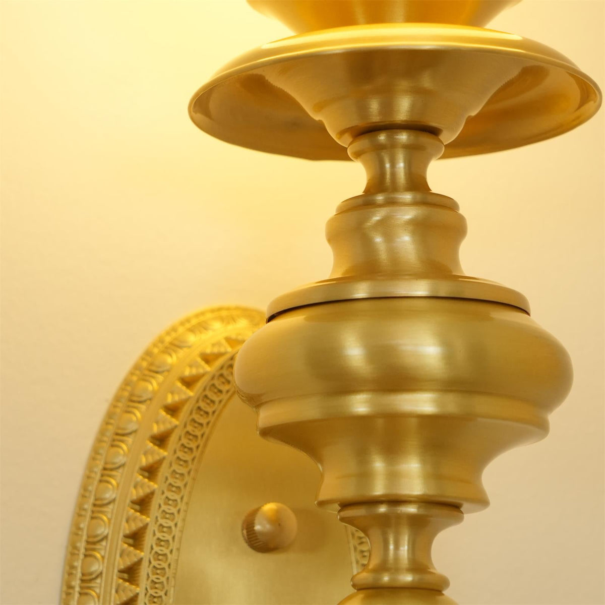 Lampada da parete corpo in ottone scolpito paralume sferico classico elegante