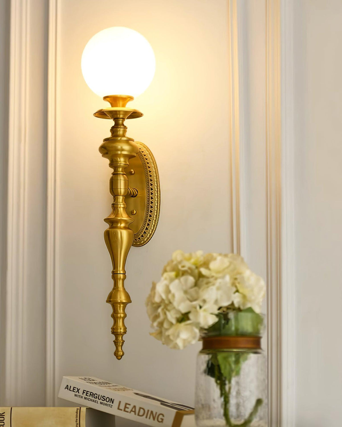 Lampada da parete corpo in ottone scolpito paralume sferico classico elegante